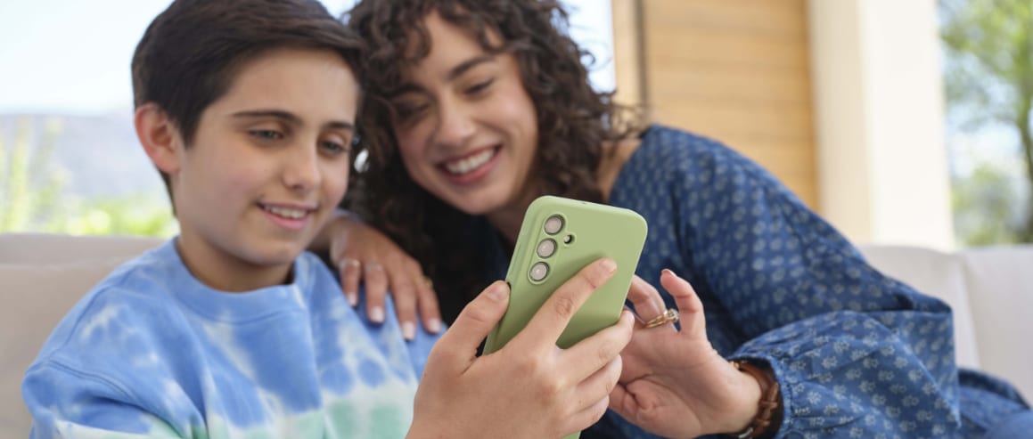 Gabb Messenger Mother and Child on phone